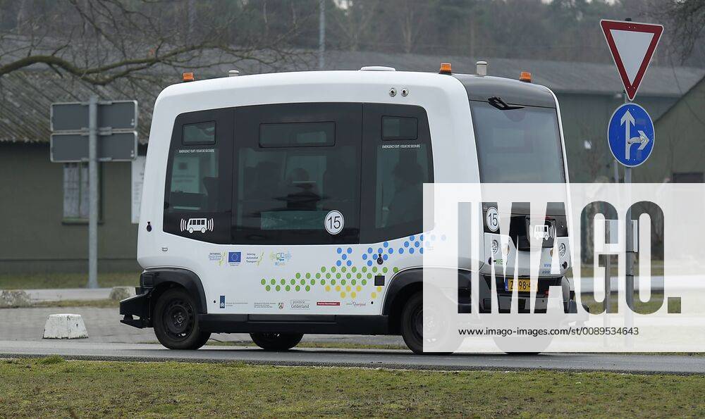 For the first time in North Rhine-Westphalia Public shuttle operation with automated vehicles At Airport Weeze NRW, airport guests can commute between the hotel car park and the terminal with automated shuttles as part of a cross-border test projec
