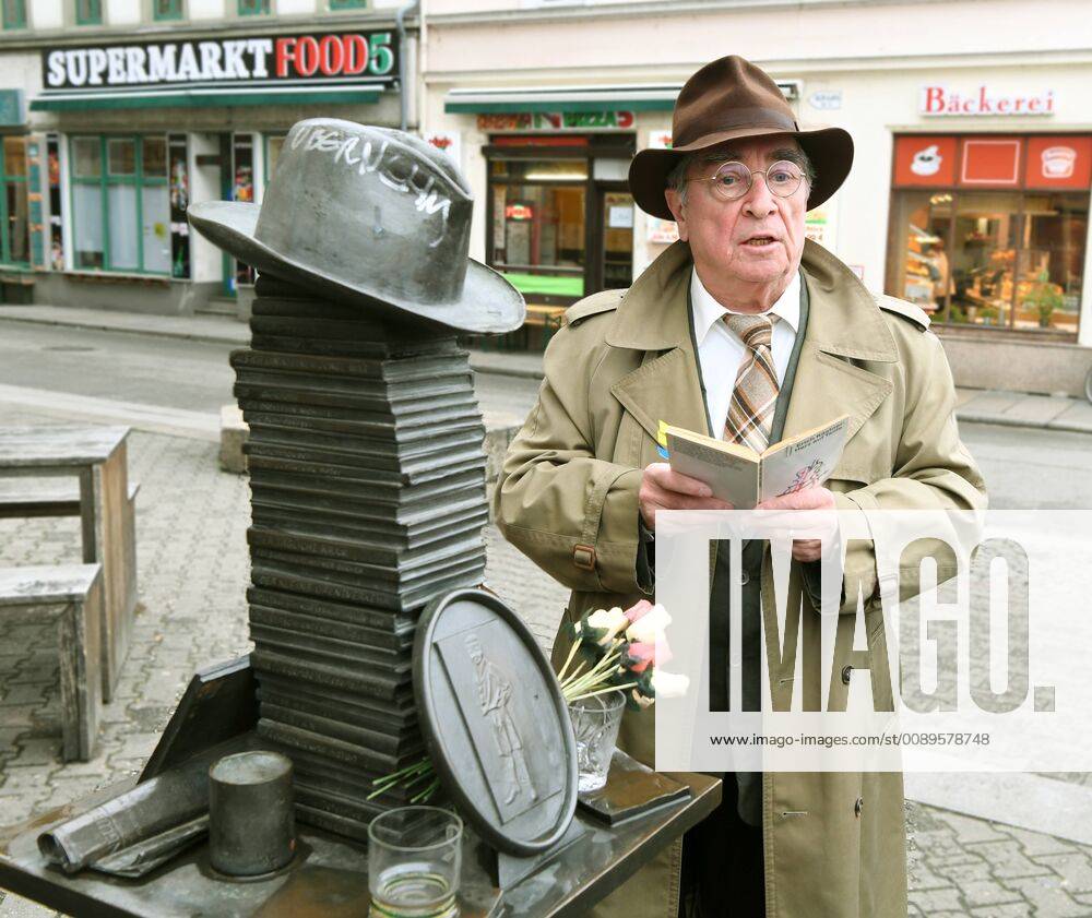 GER Sachsen Dresden Neustadt at the memorial for the childrens book author who would have been 120 years old on 23 February there was a spontaneous reading with a Kästner actor Roland Fröhlich who read from the books of the famous writer 220219