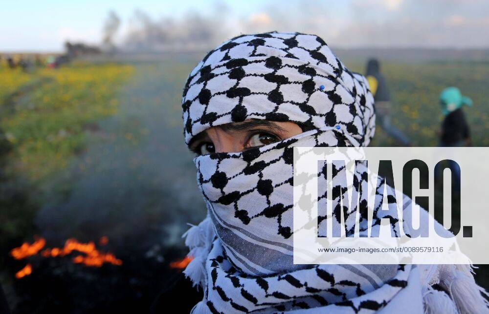 Khan Younis, Gaza Strip, Palestinian Territory - Palestinian protesters clash with Israeli troops following the tents protest where Palestinians demand the right to return to their homeland, at the Israel-Gaza border, in Khan Younis in the southern Gaza Strip, February 22, 2019. A Palestinian boy was killed and at least 30 protesters were injured by Israeli security forces during clashes along the Gaza border, the health ministry in Hamas-run enclave said Khan Younis Palestinian Territory - ZUMAap3_ 20190222_zaf_ap3_219