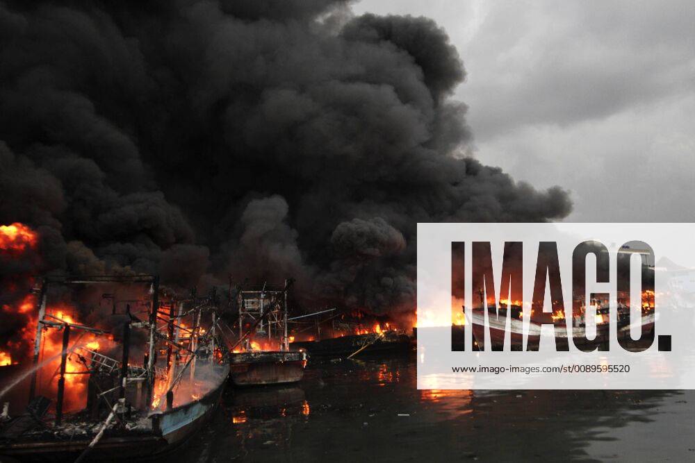 (190223) -- JAKARTA, Feb. 23, 2019 -- Boats are set on fire at Muara Baru Port in Jakarta, Indonesia. Feb. 23, 2019. ) INDONESIA-JAKARTA-PORT MUARA BARU-FIRE Krisnada