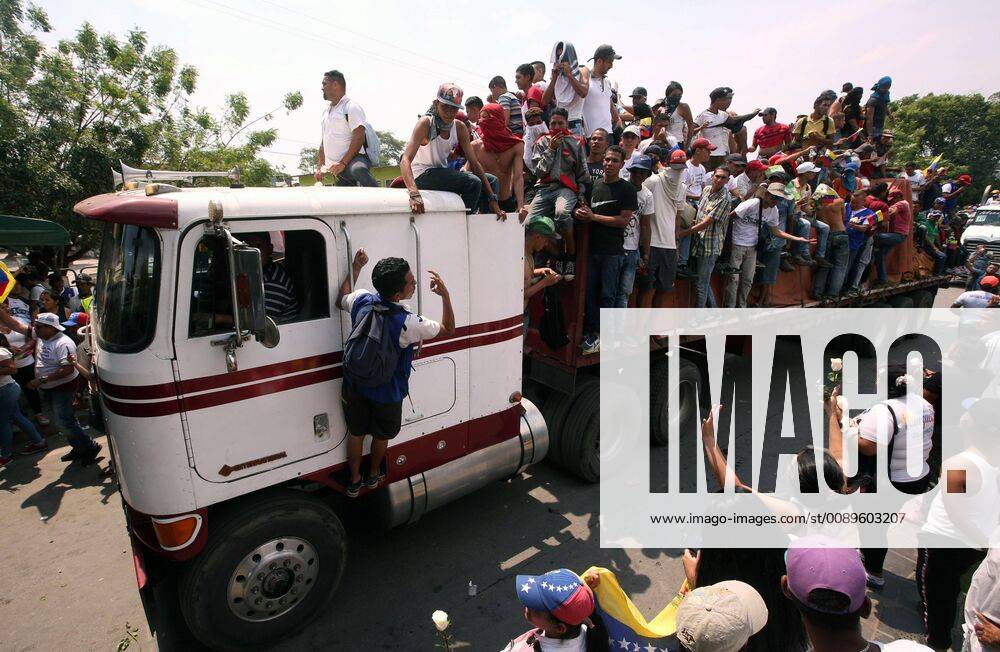 View of Venezuelan citizens riding in trucks, in Cucuta, Colombia, 23 February 2019. Hundreds of Venezuelans gathered today on the Colombian side of the Simon Bolivar international bridge that connects Cucuta with San Antonio, in the Venezuelan state of Tachira, to form a corridor that allows humanitarian aid to go to their country. Venezuelans assemble human corridor in Colombian border to enter aid !ACHTUNG: NUR REDAKTIONELLE NUTZUNG!