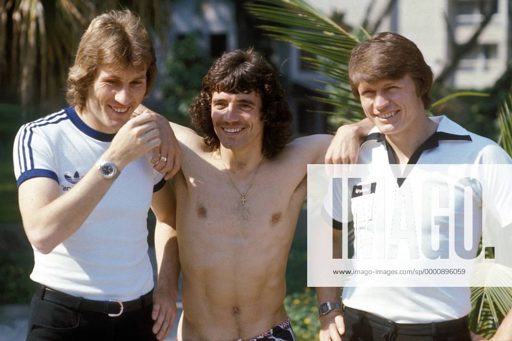 Manfred Kaltz (li.), Kevin Keegan (Mitte) und Peter Nogly (alle HSV) scheint es im Trainingslager zu gefallen Fußball 1. BL Herren Saisonvorbereitung 1977 1978, Hamburger SV, Hamburg, Vdia Gruppe Freude,