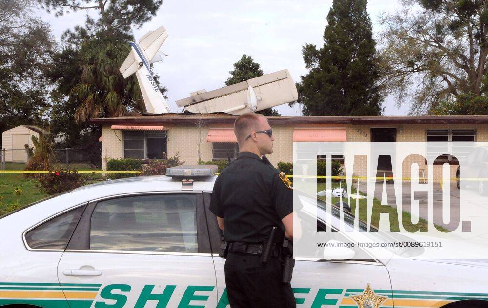 Winter Haven, Florida, United States - February 24, 2019 - Winter Haven, Florida, United States - A deputy sheriff guards the scene where a plane crashed into a home, killing the pilot, 64-year old flight instructor James Wagner, on February 23, 2019 in Winter Haven, Florida. A student pilot in the aircraft and three occupants of the home sustained minor injuries. Winter Haven United States - ZUMAn230 20190224_zaa_n230_135