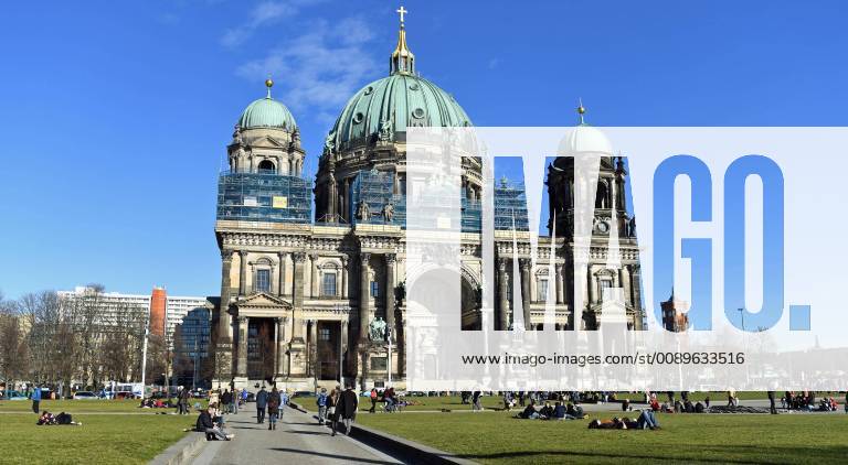Berlin, Berliner Dom und Lustgarten in Berlin-Mitte, rechts hinten das Rote Rathaus, 24.02. 2019,