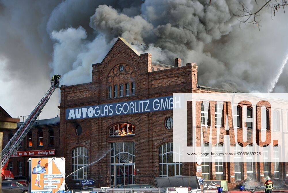 Görlitz - Industrie-Halle steht in Vollbrand: Rauchwolke kilometerweit sichtbar Görlitz, Reichenbacher Straße 25.02.2019 gegen 14:00 Uhr Am Montagnachmittag geriet ein Gebäude auf einem Betriebsgelände an der Reichenbacher Straße in Görlitz in Brand. Eingesetzte Kräfte der Wachpolizei und des Streifendienstes sperrten umgehend die Straßen am Kreisverkehr Wiesbadener Straße und am Abzweig Rauschwalder Straße, um der Feuerwehr eine behinderungsfreie Löschung des Feuers zu ermöglichen und um eine Gefährdung Dritter auszuschließen. Derzeit kann nicht gesagt werden, ob jemand verletzt wurde oder was Ursache des Feuers war. (PD Görlitz) Die Feuerwehr setzt eine Drohne ein, ein Polizeihubschrauber verschafft sich eine Lage aus der Luft. Feuerwehren der gesamten Region sind teilweise aus mehr als 40 Kilometern Entfernung an die