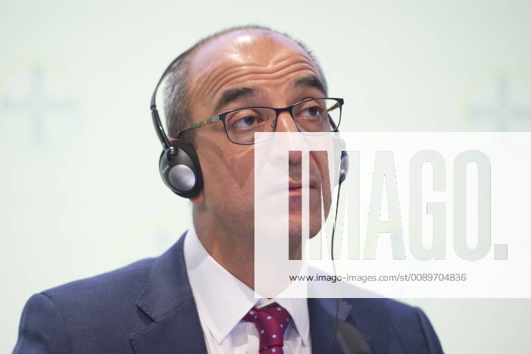 Kemal MALIK Member of the Board of Management Innovation Portrait Portrait of a cut single image Single motif Annual press conference of Bayer AG in Leverkusen on 27 02 2019