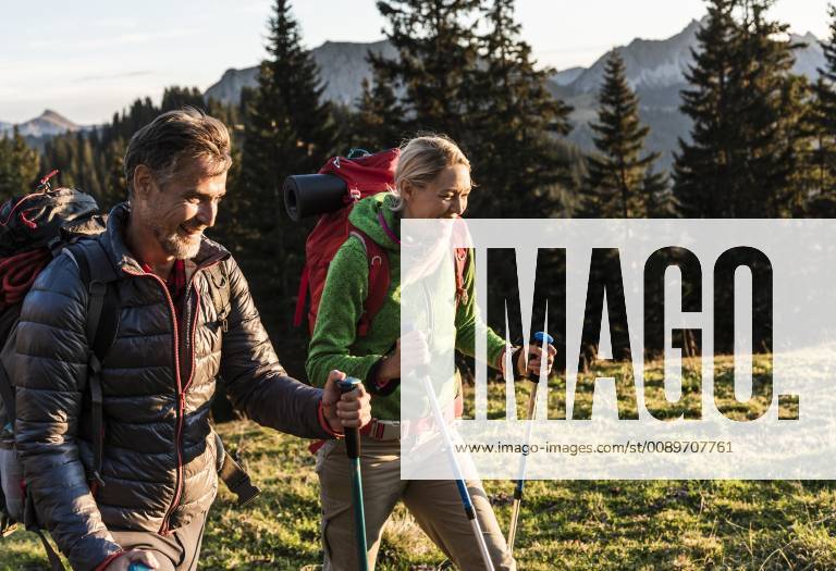 Couple hiking in the Austrian mountains model released Symbolfoto UUF16025