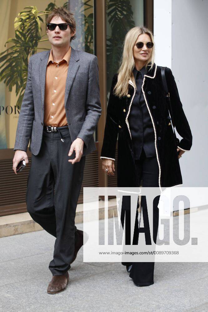 Paris, France - Kate Moss and her boyfriend Nikolai von Bismarck leave the Ritz hotel and do some shopping at the jewelry store in Paris, France, on february 28, 2019. Paris France - ZUMAn230 20190228_zaa_n230_378
