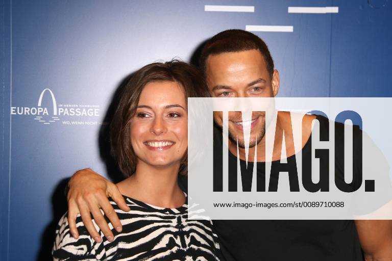 Andrej Mangold and Jennifer Lange the RTL Bachelor dream couple at the autograph session on 28 02 2019 in the Europa Passage in Hamburg RTL Bachelor Andrej Mangold and his Jennifer at the photo shoot in Hamburg
