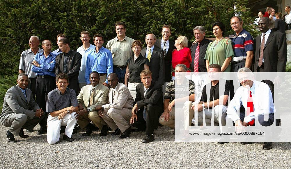 Gruppenfoto von Altstars der Leichtathletik, hinten v. li.: Martin Lauer, Said Aouita, John Walker (verdeckt), Noureddine Morceli, Steve Cram, Sebastian Coe, Werner Günthör, X, Hans Jörg Wirz, Dwight Stones, X, Res Brügger, Irina Szewinska, .... Leichtathletik 75 Jahre Weltklasse in Zürich 2003, Jubiläum, 75jähriges, jähriges Totale Zürich