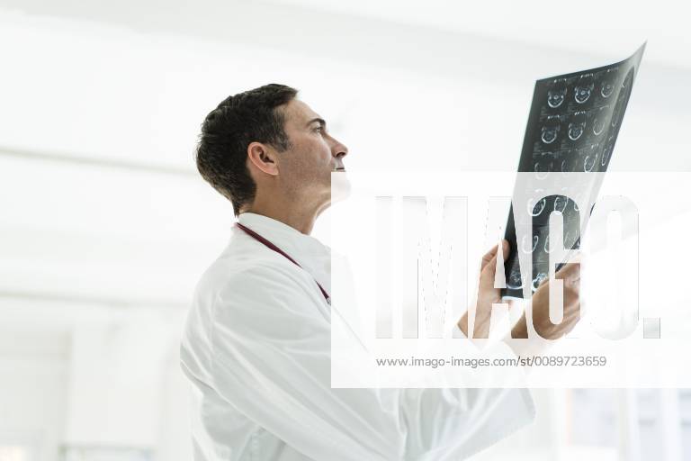 Doctor examining MRT image in medical practice model released Symbolfoto property released JOSF02800