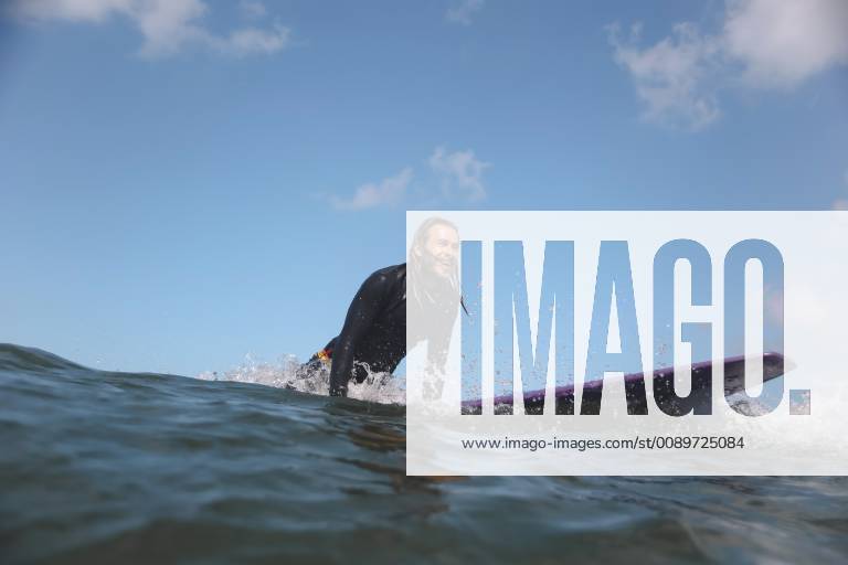 Indonesia, Bali, Canggu, surfer on surfboard model released Symbolfoto KNTF02601