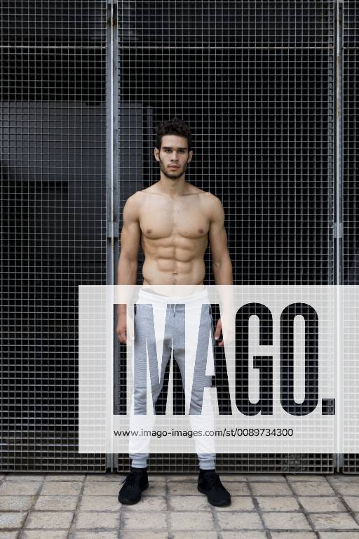 Sportive young man during workout, shirtless model released Symbolfoto MAUF01883