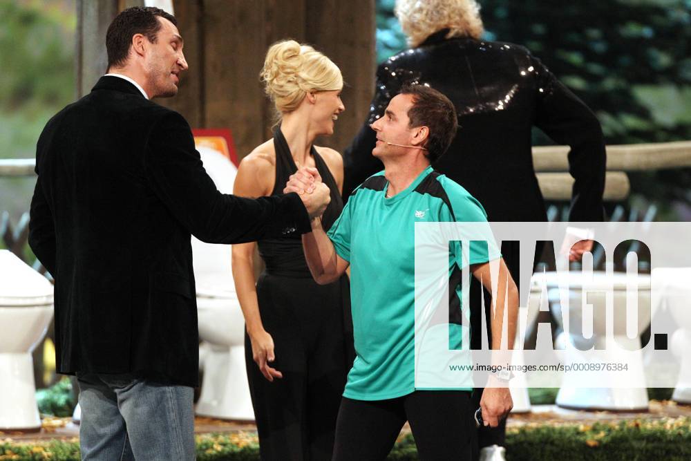 Samstag 05.11.2011, in Leipzig, TV Unterhaltungsshow Wetten, dass...? im ZDF Wette WC-Sitze Kandidat Alex Haas, Wladimir Klitschko DeFodi031