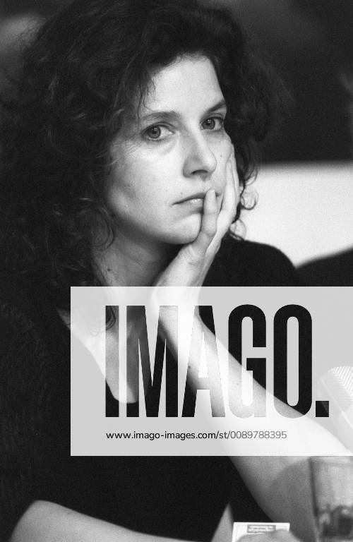 Adelheid Arndt actress 02 85 rag Adelheid Arndt during the Berliner Filmfestspiele 15 26 February 1985 Berlin Festspiele Berlinale Deutschland deutsch deutsche Frau Schauspiel Film Kino Theater german actress hoch aufgestützt nachge nachge nachgestütztlich ernst Portrait neutral sw