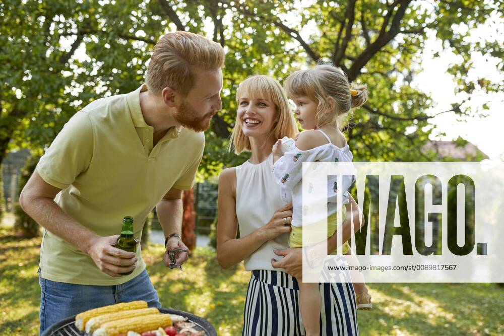 Family having a barbecue in garden model released Symbolfoto property released ZEDF01589