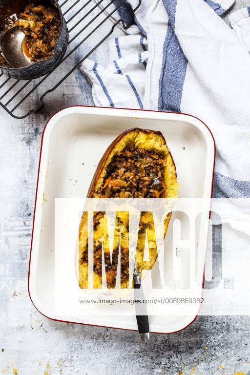 Baked spaghetti squash with vegan bolognese sauce made from lentils, leeks, and carrots SBDF03841