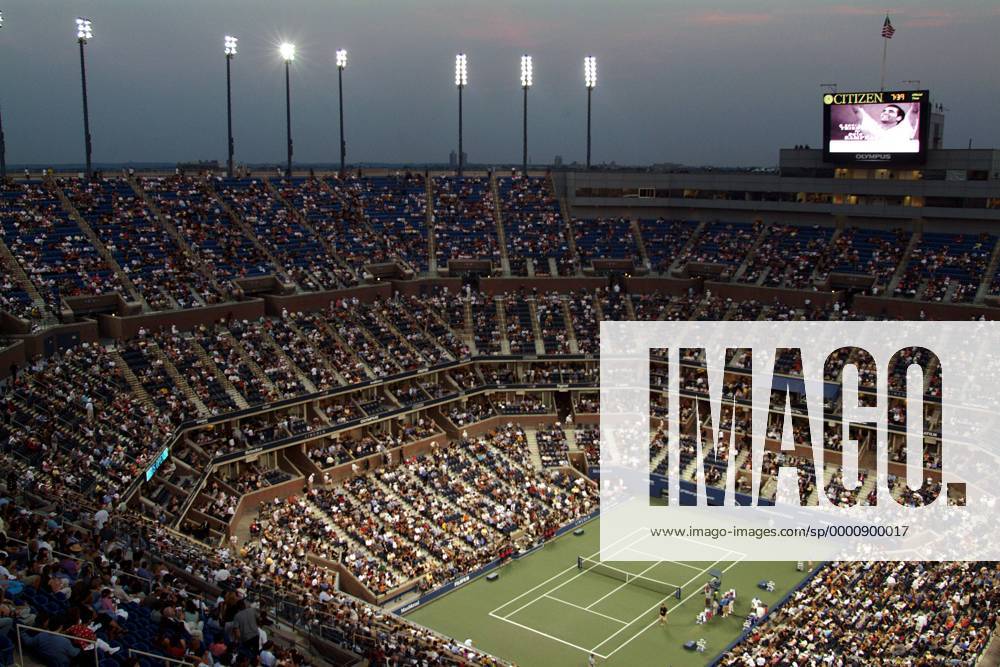 Abschiedszeremonie für Pete Sampras (USA), einem der größten Tennisspieler aller Zeiten - die Zuschauermassen im Arthur Ashe Stadium schauen zur Videowand, die den Star zeigt Tennis Herren US Open 2003, Karriereende von Pete Sampras, Abschied, Verabschiedung, Karriere Totale Flushing Meadow, Meadows New York Masse,