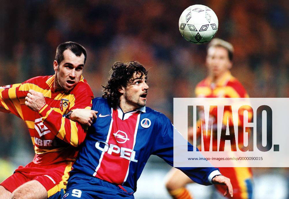 Marco Simone (re., Paris Saint-Germain) im Kampf um den Ball Fußball Herren Saison 1997 1998: 1. Französische Division, Liga, Meisterschaft, Paris Saint-Germain - Racing Lens Gruppe Stade Felix-Bollaert Lens Dynamik, Kampf,