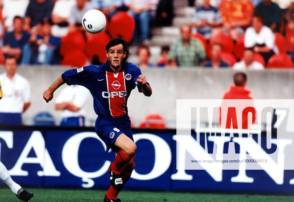 Marco Simone (PSG) schaut konzentriert auf den Ball Fußball Herren Saison 1998 1999: 1. Französische Division, Liga, Meisterschaft, Paris Saint-Germain, St. Germain Einzelbild Prinzenparkstadion Paris Dynamik, Konzentration,