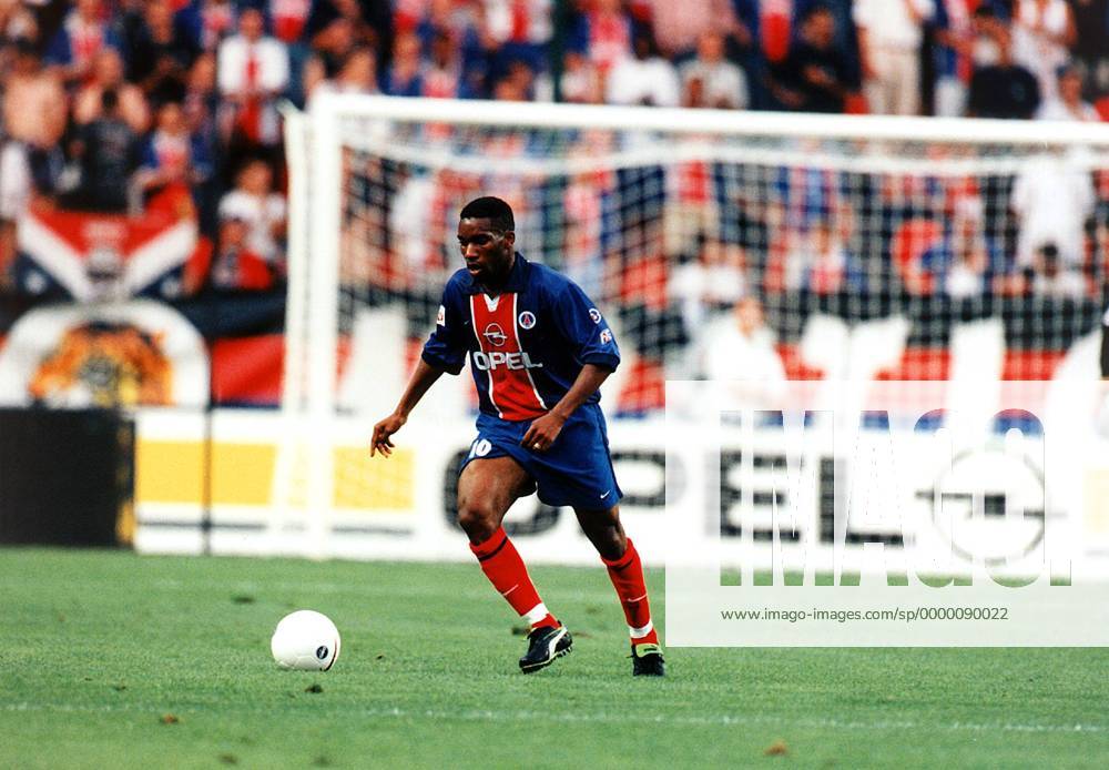 Augustine Okocha (PSG) am Ball Fußball Herren Saison 1998 1999: 1. Französische Division, Liga, Meisterschaft, Paris Saint-Germain, St. Germain Einzelbild Prinzenparkstadion Paris Dynamik,