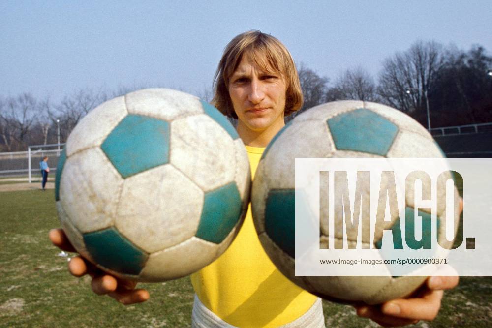 Torwart Wolfgang Kleff (Gladbach) hält uns zwei Fußbälle entgegen Fußball 1. BL Herren Saison 1977 1978, Borussia Mönchengladbach, Shooting, Fotoshooting, Fototermin, Einzelbild Aufnahmedatum geschätzt Mönchengladbach