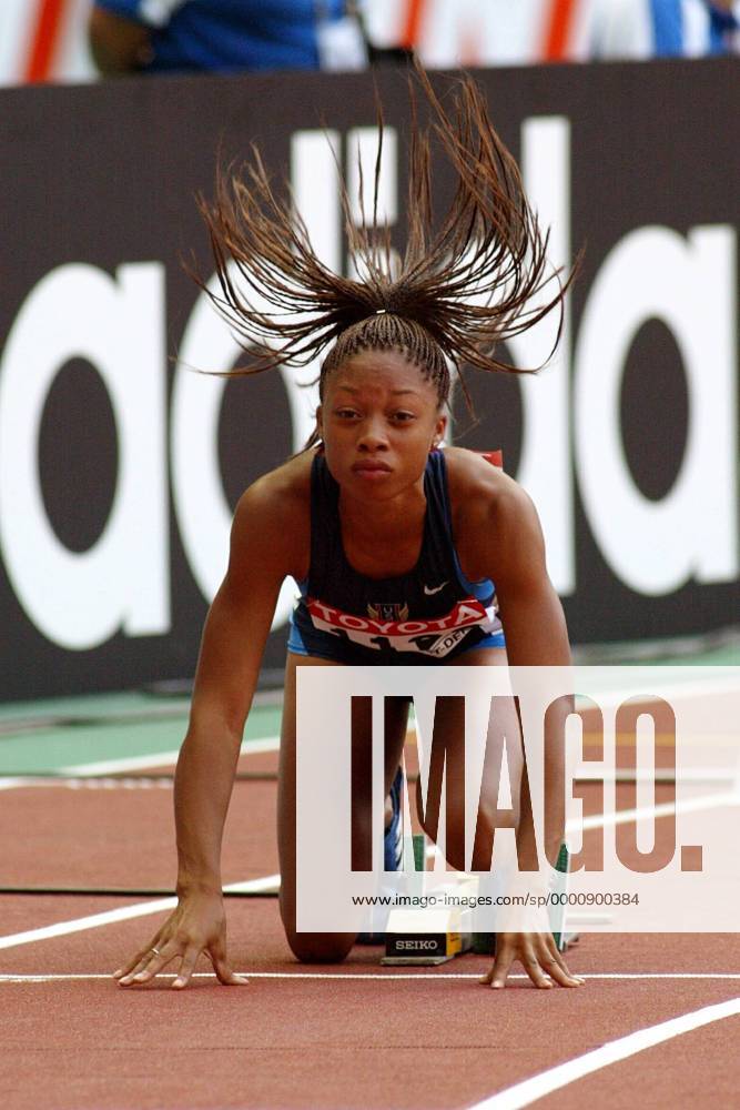Allyson Felix (USA) wirft ihre Haare nach hinten Leichtathletik WM Damen Weltmeisterschaft 2003, Nationaltrikot, Einzelbild Paris Dynamik,