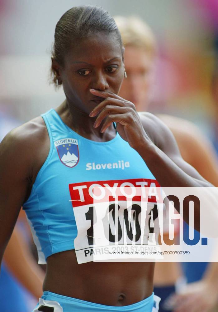Merlene Ottey (Slowenien) nachdenklich Leichtathletik WM Damen Weltmeisterschaft 2003, Nationaltrikot, Einzelbild Paris Nachdenklichkeit,