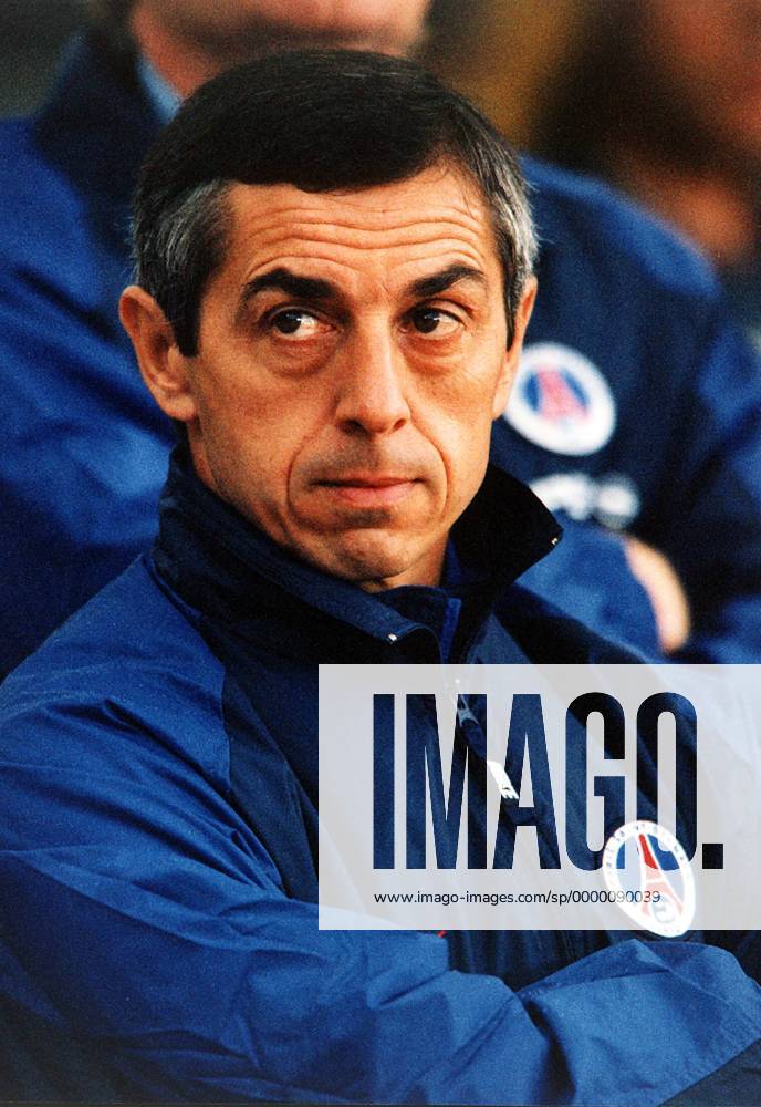 PSG-Trainer Alain Giresse nachdenklich Fußball Herren Saison 1998 1999: 1. Französische Division, Liga, Meisterschaft, Paris St. Germain, Saint-Germain Porträt Prinzenpark Paris Nachdenklichkeit, Skepsis,