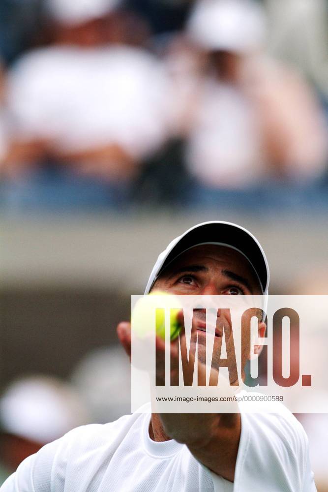 Andre Agassi (USA) - Aufschlag Tennis Herren US Open 2003, ATP-Tour, Grand Slam, Vdig Einzelbild Flushing Meadows New York Konzentration,