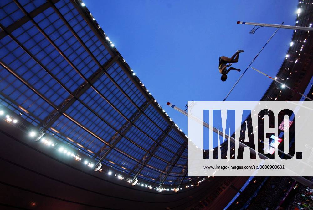 Stabhochspringer fällt seiner gerissenen Latte hinterher gen Erdboden Leichtathletik WM Herren Weltmeisterschaft 2003, Totale Paris