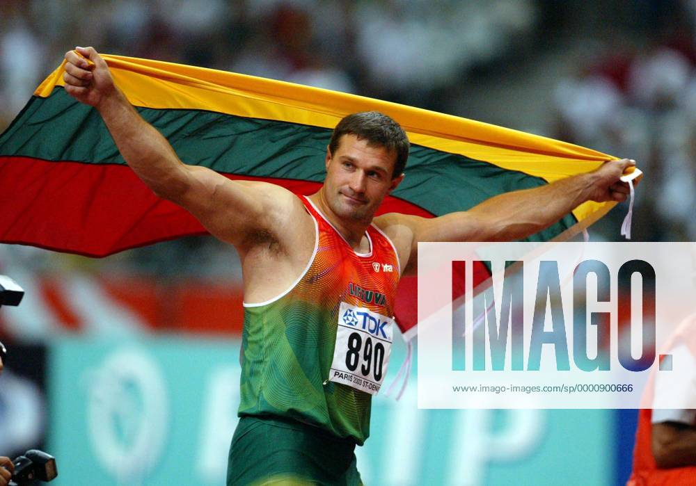 Weltmeister Virgilius Alekna (Litauen) auf der Ehrenrunde Leichtathletik WM Herren Weltmeisterschaft 2003, Nationaltrikot, Einzelbild Paris Freude,