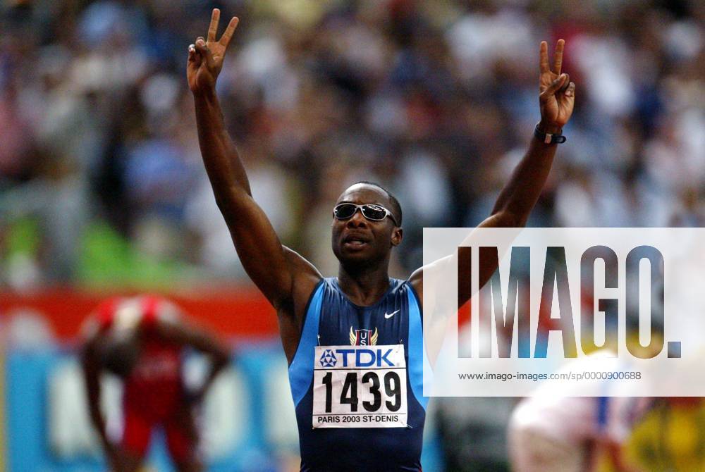 Weltmeister Jerome Young (USA) - Siegesjubel Leichtathletik WM Herren Weltmeisterschaft 2003, Nationaltrikot, Einzelbild Paris Freude,