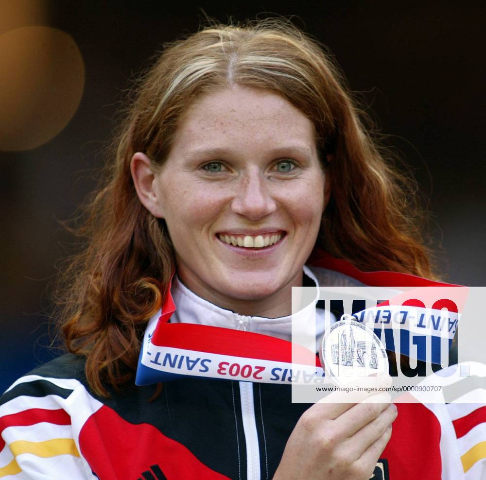 Annika Becker (Deutschland) zeigt stolz ihre Silbermedaille Leichtathletik WM Damen Weltmeisterschaft 2003, Porträt Paris Freude,