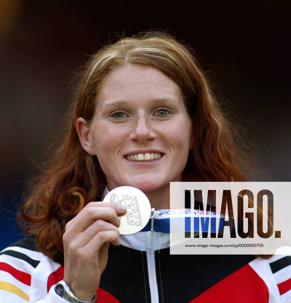 Annika Becker (Deutschland) zeigt stolz ihre Silbermedaille Leichtathletik WM Damen Weltmeisterschaft 2003, Porträt Paris Freude,