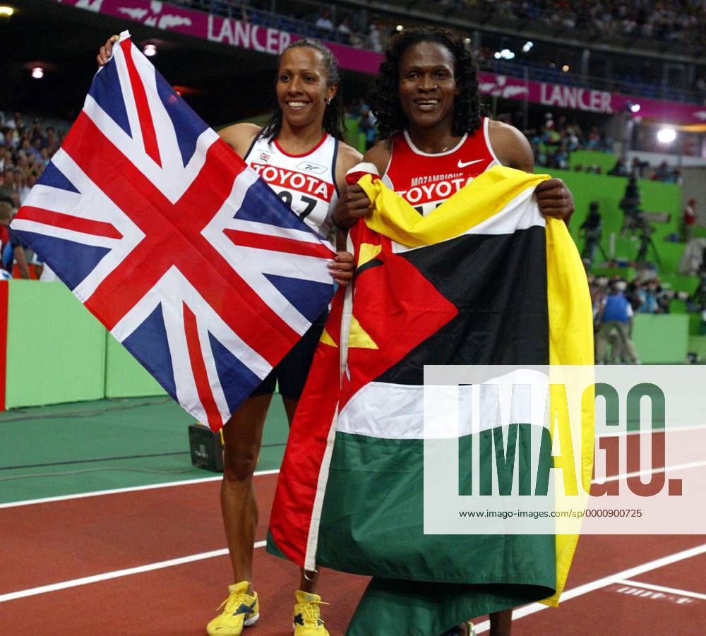 Weltmeisterin Maria Mutola (re., Mosambik) und die Vizeweltmeisterin Kelly Holmes (Großbritannien) mit ihren Nationalflaggen auf der Ehrenrunde Leichtathletik WM Damen Weltmeisterschaft 2003, Nationaltrikot, Gruppe Paris Freude,
