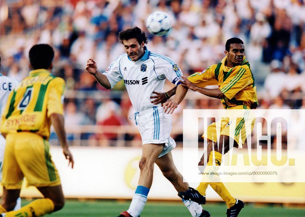 Laurent Blanc (Marseille) setzt sich trotz Bedrängnis gegen seinen Gegenspieler aus Nantes durch Fußball Herren 1.Französische Division, Liga, Meisterschaft, Saison 1997 1998, Olympique Marseille, OM - FC Nantes Gruppe Stade Velodrome Marseille Dynamik, Abwehr, Kampf,