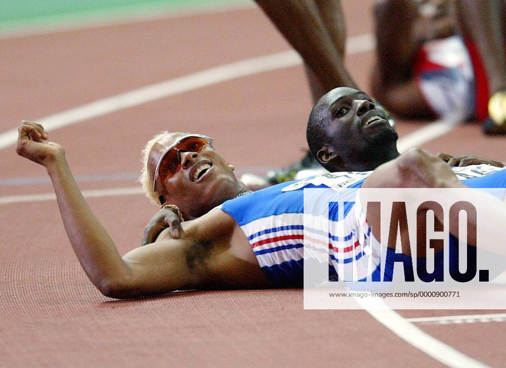 Marc Raquil (li.) liegt sich mit Landsmann Leslie Djhone (beide Frankreich) in den Armen Leichtathletik WM Herren Weltmeisterschaft 2003, Nationaltrikot, Gruppe Paris Freude, Kameradschaft,