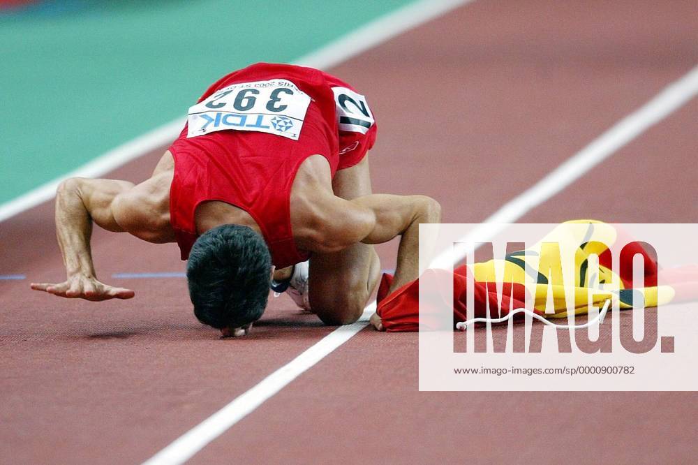Eliseo Martin (Spanien) küsst den Boden Leichtathletik WM Herren Weltmeisterschaft 2003, Nationaltrikot, Einzelbild Paris Glück, Freude,