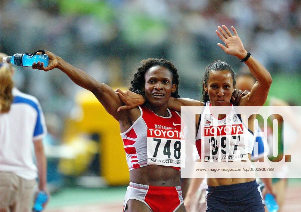Weltmeisterin Maria Mutola (li., Mosambik) und Vizeweltmeisterin Kelly Holmes (Großbritannien) auf der Ehrenrunde Leichtathletik WM Damen Weltmeisterschaft 2003, Nationaltrikot, Gruppe Paris Harmonie, Freude, Kameradschaft,