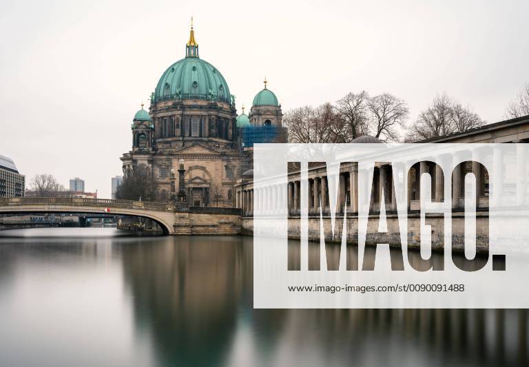 Berlin Cathedral and Museum Island on the Spree Berlin Cathedral and Museum Island on the Spree 1020912565