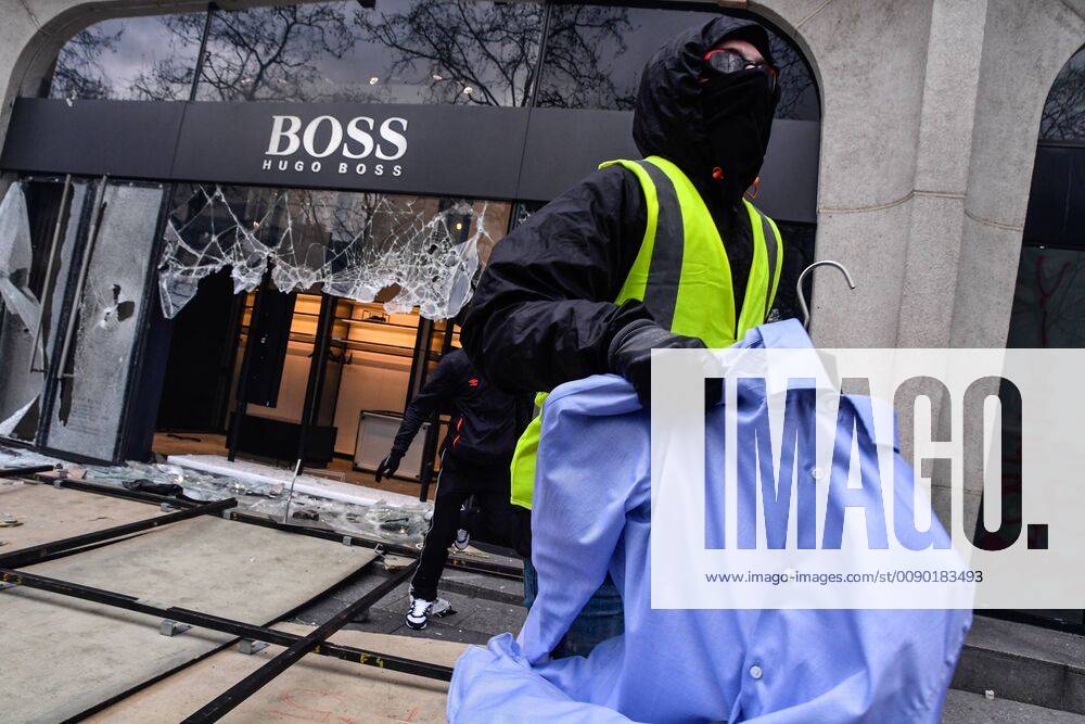 The Manifestation of the Yellow Vests turns to the clash with the Forces of the Order for Act 18, on the Champs Elysee in Paris. Act 18 corresponding to the end of the great national debate. JulienxMattiax Pictorium LePictorium_0204024