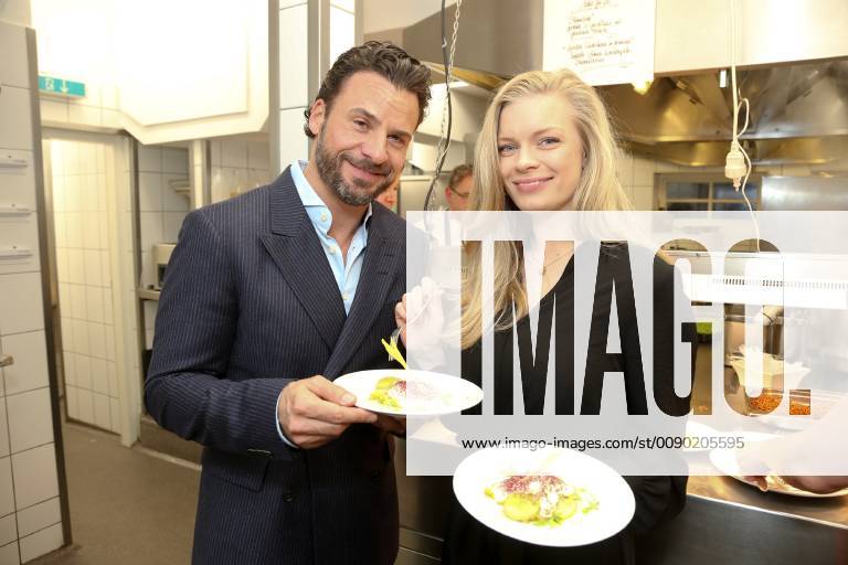 Sylt Stephan Luca and friend Louisa present cauliflower with roasted polenta in the kitchen Kitchen party Full Kitchen at star chef Holger Bodendorf in Landhaus Stricker in Tinnum on Sylt on 17 3 2019