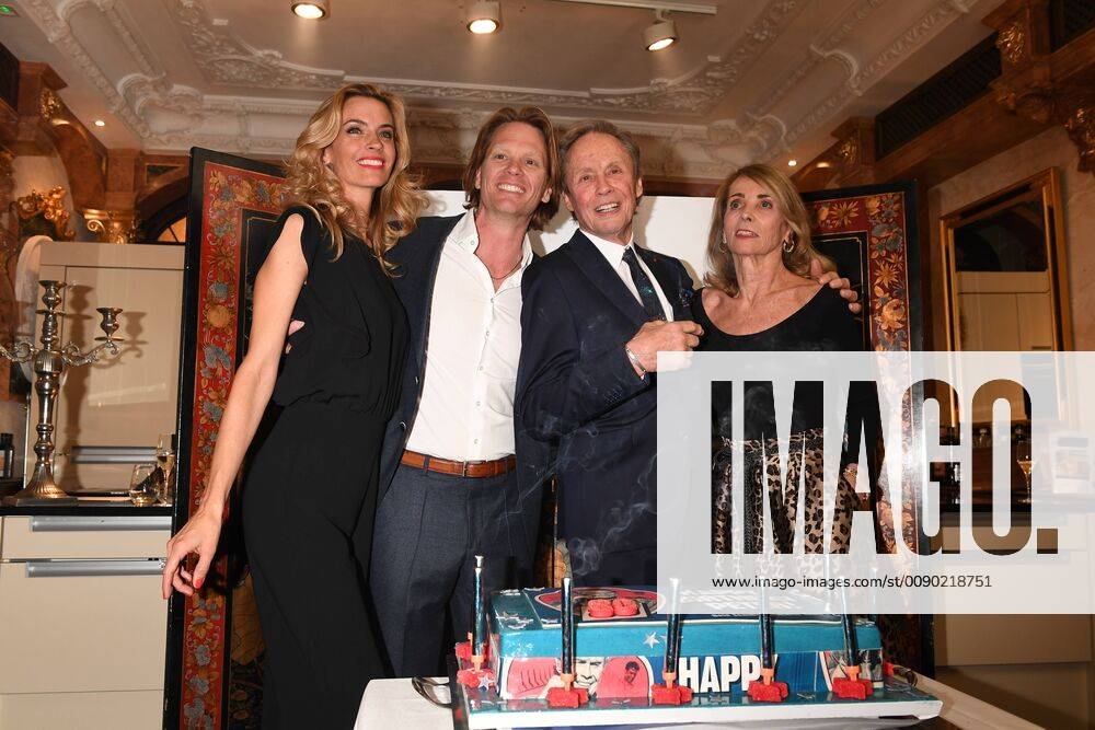 Peter Kraus with wife Ingrid and son Mike Kraus with wife Coco Torte celebration of the 80th birthday of Peter Kraus 80th birthday Rock n Roll Schuhbecks Südtiroler Stuben Munich 18 March 2019