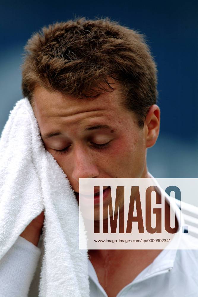 Philipp Kohlschreiber (Deutschland) trocknet sich das enttäuscht Gesicht Tennis Herren US-Open 2003, ATP-Tour, Grand Slam, Vdig Porträt Flushing Meadows, Meadow New York Enttäuschung,
