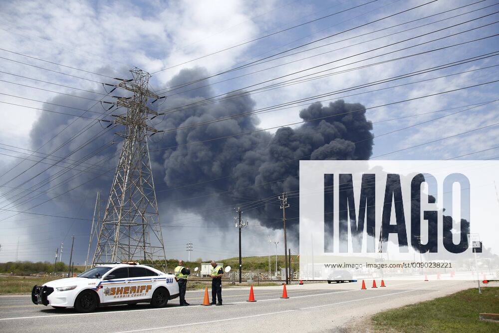 (190320) -- HOUSTON, March 20, 2019 (Xinhua) -- Heavy smoke is seen in the sky after a fire broke out at a petrochemical facility in southeastern Houston, Texas, the United States, March 19, 2019. Firefighters are still trying on Tuesday to control a fire, which has been burning since Sunday at the petrochemical facility in Texas. The fire, which broke out at the Intercontinental Terminal Company (ITC) Deer Park, about 40 km southeast of downtown Houston, started with one tank and spread to six tanks due to a temporary reduction of water pressure, according to ITC officials. (Xinhua Chengyue Lao) U.S.-TEXAS-CHEMICAL PLANT-FIRE