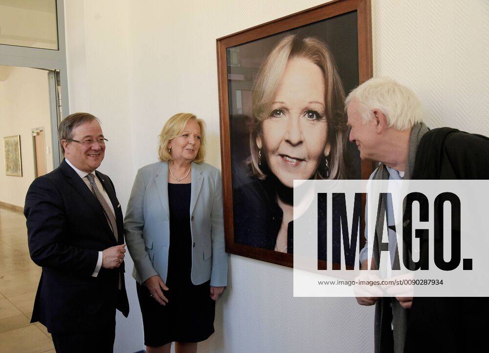 Duesseldorf MP a D Hannelore Kraft is presented in the gallery with a photograph of the photo artist Jim Rakete NRW Minister President Armin Laschet is pleased to present together with Minister President a D Hannelore Kraft the new portrait of the first head of government of North Rhine-Westphalia in the State Chancellery in Duesseldorf on 22 03 2019 MP a D Hannelore Kraft hangs in the gallery next to Juergen Ruettger