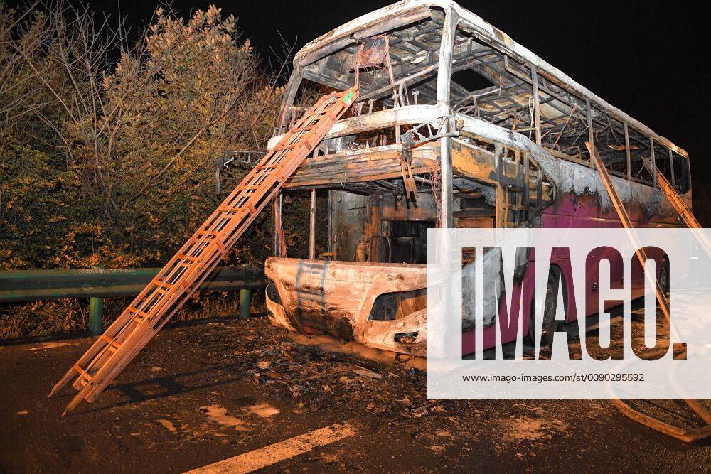 China, Busunglück in Changde (190323) -- CHANGDE, March 23, 2019 (Xinhua) -- Photo taken on March 22, 2019 shows the accident site of a coach fire in Changde, central China s Hunan Province. Twenty-six people were killed and 28 others injured after a tour coach caught fire in central China s Hunan Province on Friday, local authorities said. The injured, including five in critical condition, were rushed to three local hospitals for treatment, according to the publicity department of the Hunan Provincial Committee of the Communist Party of China. The accident happened around 19:15 on Friday evening when the 59-seater bus from neighboring Henan province suddenly caught fire on a highway in Hanshou County in the city of Changde. There were 56 people on board, including 53 passengers, two drivers and a tour guide. The two drivers were detained and an investigat