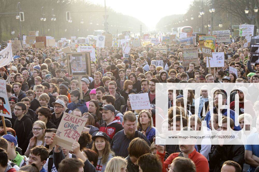 More than 10,000 participants demonstrate against the EU copyright reform on Article 13 and against the new regulations on Internet upload filters in a protest march from Potsdamer Platz past the German Wikipedia headquarters to the Brandenburg Gate Berlin 23 02 2019 Foto:xB.xKriemannx xFuturexImage