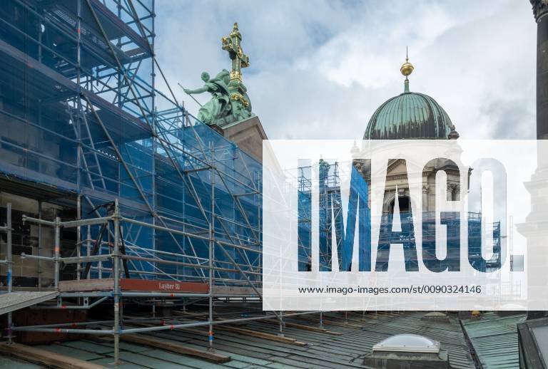 On the roof of the Berlin Cathedral on 25 03 19 The Berlin Cathedral suffers massively from cracks, leaky joints and crumbling stone parts The damages had been determined step by step in the course of other renovation work over the past years 1 6 million euros are needed for renovation work The German Foundation for Monument Protection and the Cathedral Community are
